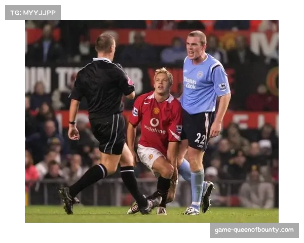 上海德比吸引超六万人观战 小雨中双方展开寸土必争对抗